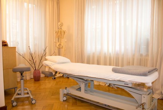 Für die Therapie werden die Frequenzmuster des Patienten oder die für den Körper schädlichen Frequenzmuster über Eingangselektroden in das BICOM Gerät geleitet, moduliert und über Ausgangselektroden dem Patienten appliziert.